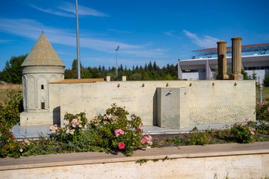 Esminyaturk Parkı 'ndaki Cifte Minareli Medrese minyatürü. İkiz Minaret Madrasa, Erzurum 'daki Seljuk döneminin bir mimari anıtıdır. Eskisehir, Türkiye - 10 Ekim 2023.