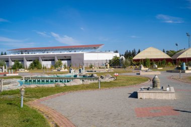 Sazova Park 'taki minyatür parktaki model binalar. Eskisehir, Türkiye - 10 Ekim 2023.