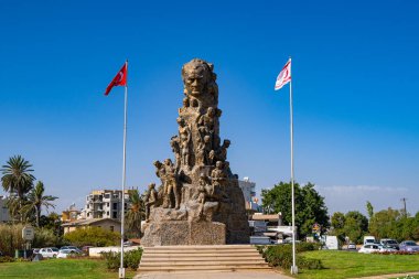 Famagusta şehir merkezinde bulunan Atatürk Anıtı (Zafer Anıtı). Famagusta (Gazimagusa), Kuzey Kıbrıs - 8 Kasım 2023.