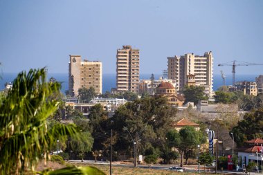 Agios Ioannis Rum Ortodoks Kilisesi ve Varosha bölgesindeki terk edilmiş otel binaları. Famagusta (Gazimagusa), Kuzey Kıbrıs - 8 Kasım 2023.