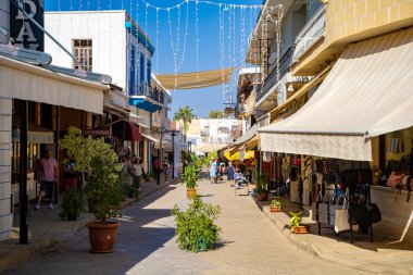 Eski şehir Famagusta 'da bir cadde. Famagusta (Gazimagusa), Kuzey Kıbrıs - 8 Kasım 2023.