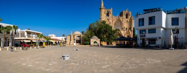 Eski Famagusta kasabasındaki Namık Kemal Meydanı 'nın panoramik manzarası. Famagusta (Gazimagusa), Kuzey Kıbrıs - 8 Kasım 2023.