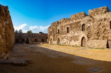 Eski Famagusta kasabasındaki panoramik manzara Othello Kalesi. 14. yüzyılda Lusignanlar tarafından inşa edildi ve daha sonra Venedikliler tarafından modifiye edildi..
