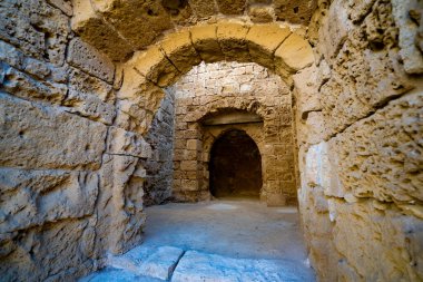 Eski Famagusta kasabasındaki Othello Kalesi. 14. yüzyılda Lusignanlar tarafından inşa edildi ve daha sonra Venedikliler tarafından modifiye edildi..