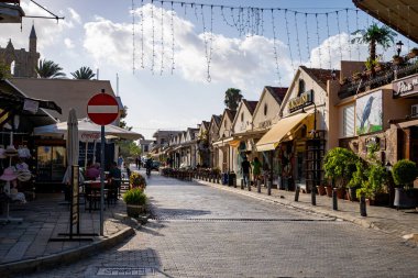 Eski şehir Famagusta 'da bir cadde. Famagusta (Gazimagusa), Kuzey Kıbrıs - 8 Kasım 2023.