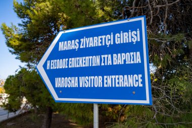 Hayalet kasaba Varosha ziyaretçi giriş işareti. Famagusta (Gazimagusa), Kuzey Kıbrıs - 8 Kasım 2023.