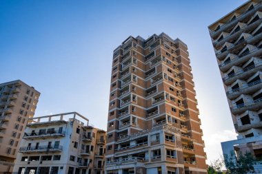 Varosha (Kapali Maras) bölgesinde terk edilmiş binalar. Famagusta (Gazimagusa), Kuzey Kıbrıs - 8 Kasım 2023.