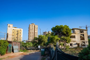 Varosha (Kapali Maras) bölgesinde terk edilmiş binalar. Famagusta (Gazimagusa), Kuzey Kıbrıs - 8 Kasım 2023.