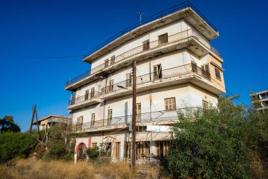 Varosha (Kapali Maras) bölgesinde terk edilmiş binalar. Famagusta (Gazimagusa), Kuzey Kıbrıs - 8 Kasım 2023.