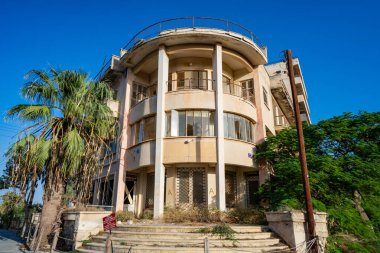 Varosha (Kapali Maras) bölgesinde terk edilmiş binalar. Famagusta (Gazimagusa), Kuzey Kıbrıs - 8 Kasım 2023.