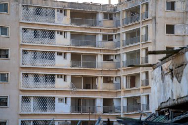 Varosha (Kapali Maras) ilçesinde terk edilmiş binalar.