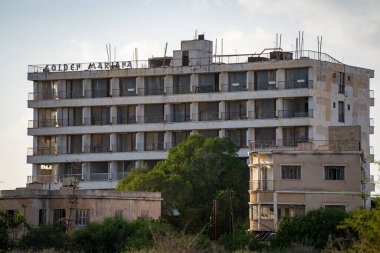 Varosha (Kapali Maras) bölgesinde terk edilmiş binalar. Famagusta (Gazimagusa), Kuzey Kıbrıs - 8 Kasım 2023.