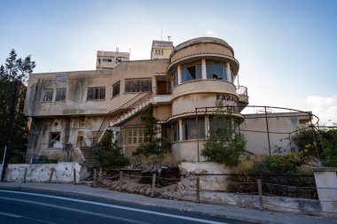 Varosha (Kapali Maras) bölgesinde terk edilmiş binalar. Famagusta (Gazimagusa), Kuzey Kıbrıs - 8 Kasım 2023.