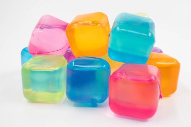 Beyaz zemin üzerindeki plastik buz küplerini kapat.