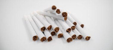 İzole edilmiş beyaz arka planda sigaraları kapat.