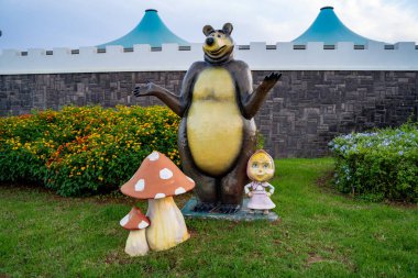 Masha ve Ayı bahçedeki heykeli. Iskele, Kuzey Kıbrıs - 8 Kasım 2023.