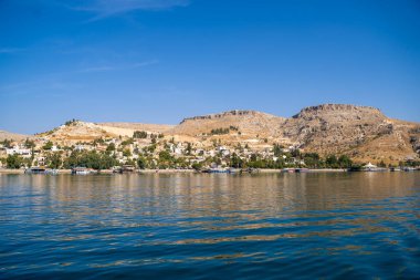 Halfeti şehir merkezindeki rıhtım. Türkiye 'nin Sanliurfa ilinde Yarısı.