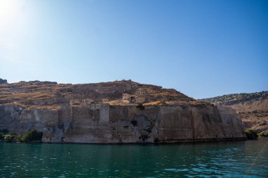 Halfeti şehir merkezindeki rıhtım. Türkiye 'nin Sanliurfa ilinde Yarısı.