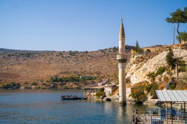 Halfeti şehir merkezindeki rıhtım. Türkiye 'nin Sanliurfa ilinde Yarısı.