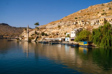 Halfeti şehir merkezindeki rıhtım. Türkiye 'nin Sanliurfa ilinde Yarısı.
