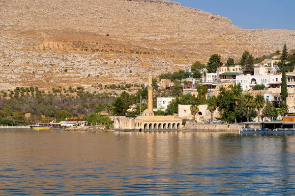 Halfeti şehir merkezindeki rıhtım. Türkiye 'nin Sanliurfa ilinde Yarısı.