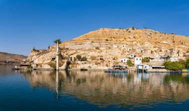 Halfeti şehir merkezindeki rıhtım. Türkiye 'nin Sanliurfa ilinde Yarısı.