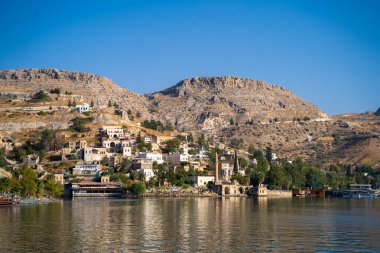 Halfeti şehir merkezindeki rıhtım. Türkiye 'nin Sanliurfa ilinde Yarısı.