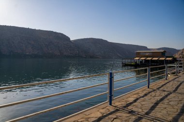 Halfeti şehir merkezindeki rıhtım. Türkiye 'nin Sanliurfa ilinde Yarısı.