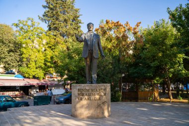 Mustafa Kemal Atatürk heykeli Halfeti şehir merkezinde. Şanlıurfa, Türkiye - 28 Ekim 2023.