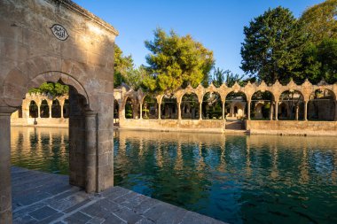 Halfeti şehir merkezindeki rıhtım. Türkiye 'nin Sanliurfa ilinde Yarısı.