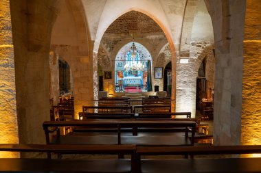 Mardin şehir merkezindeki Saint Hirmiz Chaldean Kilisesi. Mardin, Türkiye - 30 Ekim 2023.