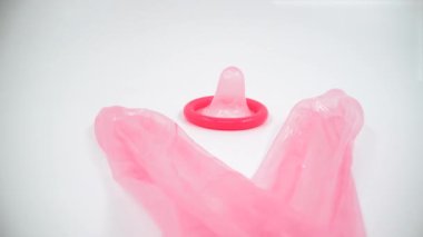 Beyaz arka planda kullanılan prezervatifler izole edilmiş 4K