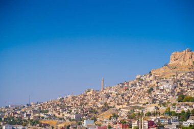 Mardin eski şehir ve gökyüzü manzarası.