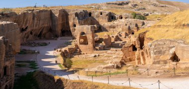 Dara antik şehrinde kaya kesiminin panoramik kalıntıları. Mardin, Türkiye - 30 Ekim 2023.