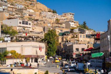 Mardin 'in tarihi şehir merkezi manzarası. Mardin, Türkiye - 30 Ekim 2023.