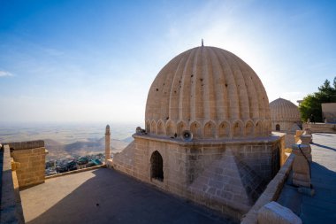 Zinciriye Medresesi olarak da bilinen Sultan Isa Medrese, Türkiye 'nin Mardin ilinin tarihi bir simgesi ve eski medresesidir..