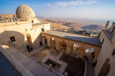Zinciriye Medresi olarak da bilinen Sultan Isa Medrese, Türkiye 'nin Mardin ilinin tarihi bir simgesi ve eski medresesidir. Mardin, Türkiye - 30 Ekim 2023.