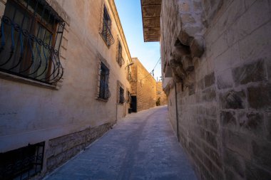 Mardin şehir merkezinde dar taştan sokaklar.
