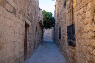 Mardin şehir merkezinde dar taştan sokaklar.