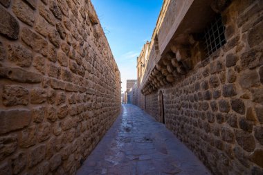 Mardin şehir merkezinde dar taştan sokaklar.