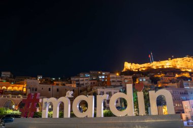 Mardin 'in tarihi şehir merkezinin gece manzarası. Mardin, Türkiye - 30 Ekim 2023.