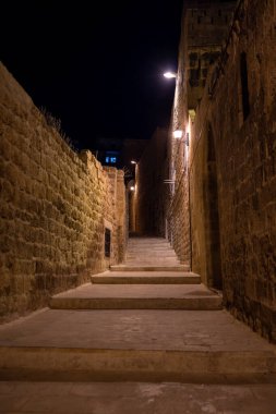 Mardin şehir merkezindeki dar taştan caddelerin gece görüşü.