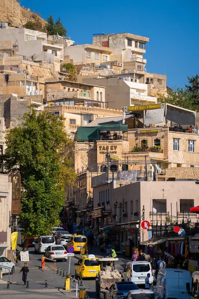 Mardin 'in tarihi şehir merkezi manzarası. Mardin, Türkiye - 30 Ekim 2023.