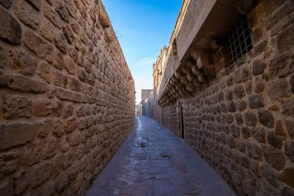 Mardin şehir merkezinde dar taştan sokaklar.