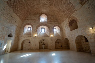 Mor Gabriel Manastırı, dünyanın en eski Suriye Ortodoks manastırı olarak da bilinir. Mardin, Türkiye - 31 Ekim 2023.