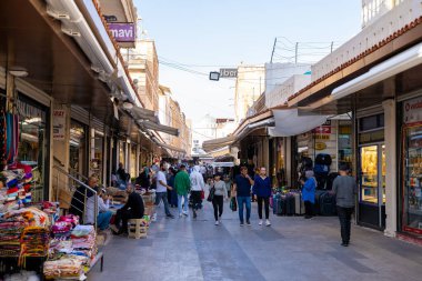 Midyat bölgesindeki sokak manzarası. Mardin, Türkiye - 31 Ekim 2023.