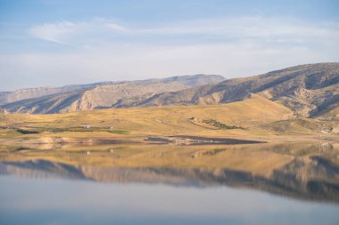 Dicle Nehri 'nin manzarası. Nehirdeki dağların yansıması..