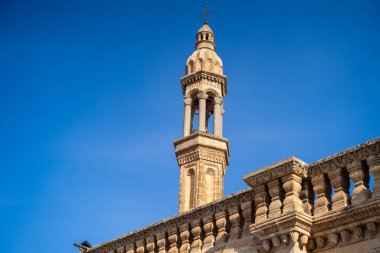 Midyat şehir merkezindeki Mor Barsavmo Kilisesi Kulesi..