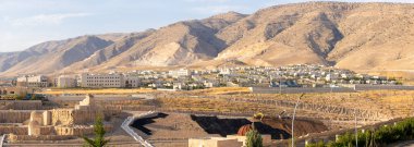 Yeni Hasankeyf bölge merkezindeki binaların panoramik manzarası. Batman, Türkiye - 31 Ekim 2023.