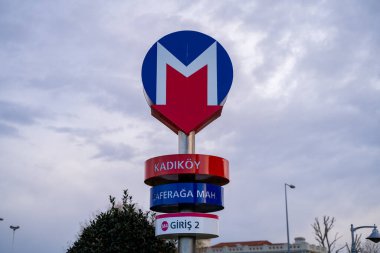 İstanbul 'da Kadıköy metro istasyonuna giriş tabelası. İstanbul, Türkiye - 23 Aralık 2023.